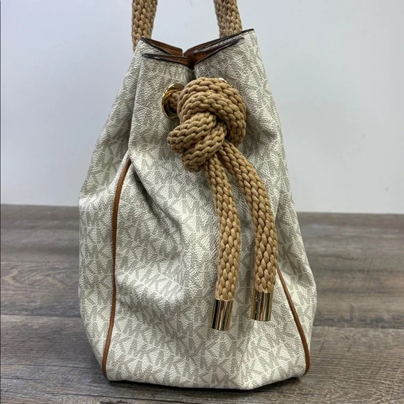 Michael Kors Marina Large Drawstring Tote – Vanilla Signature ⚓️
